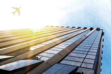 Uçak iş şehir üzerinde