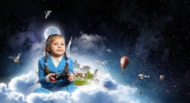 Video oyunu oynayan kız. Karışık teknik