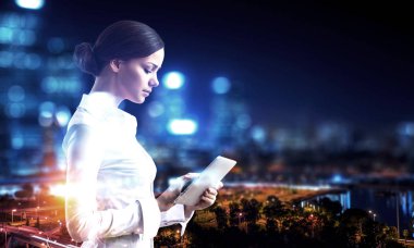 Tablet aygıtı kullanan kadın