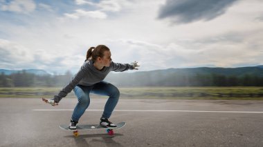 Genç kız onun kaykay binmek. Karışık teknik