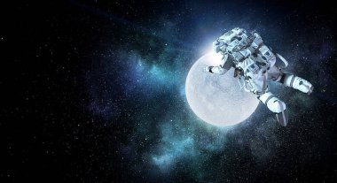 Astronot uzay görevi üzerinde. Karışık teknik