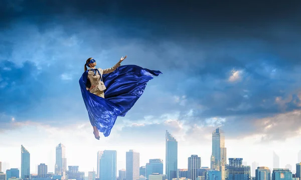 Super vrouw in lucht — Stockfoto