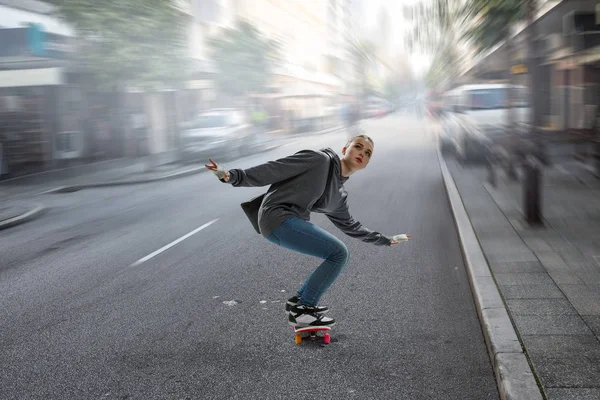 Dospívající dívka jezdí její skateboard. Kombinovaná technika — Stock fotografie