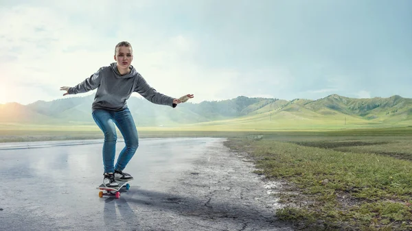 Dospívající dívka jezdí její skateboard. Kombinovaná technika — Stock fotografie