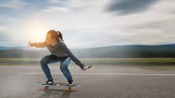 A adolescente anda de skate. Meios mistos — Fotografia de Stock