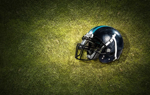 草の上のアメリカン フットボールのヘルメット — ストック写真