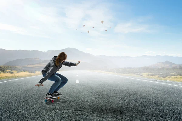 Ragazza adolescente cavalcare il suo skateboard. Mezzi misti — Foto Stock