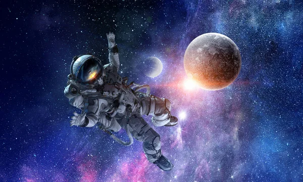Αστροναύτης στη διαστημική αποστολή. Μικτή τεχνική — Φωτογραφία Αρχείου