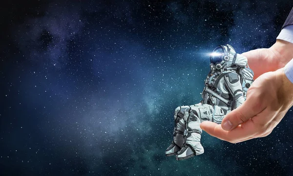 Hombre del espacio en el dedo. Medios mixtos — Foto de Stock