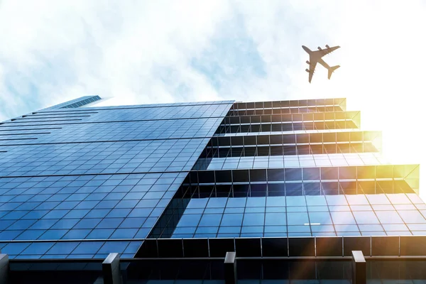 Avião acima da cidade de negócios — Fotografia de Stock