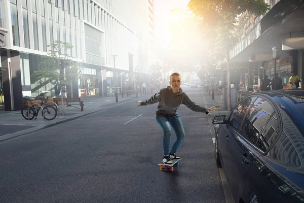 Dospívající dívka jezdí její skateboard. Kombinovaná technika — Stock fotografie
