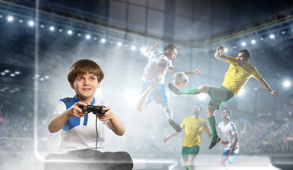 Ragazzo che gioca a un videogioco. Mezzi misti — Foto Stock