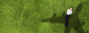 Çocuk çimenlerin üzerinde rahatlatıcı