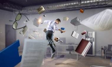 Ofiste futbol oynuyor. Karışık teknik