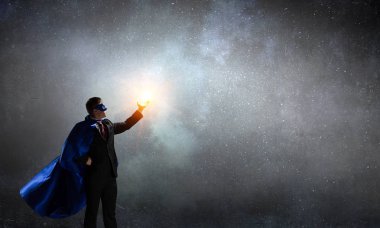 Süper adam gökyüzünde. Karışık teknik