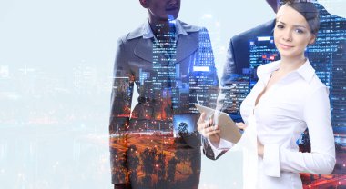 Tablet üzerinde çalışan çekici iş kadını. Karışık teknik