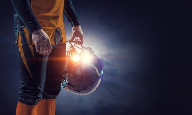 Merkezi oyuncu topu elinde. Karışık teknik