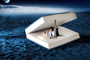 Başka bir gerçekliğe götüren kitap. Karışık teknik