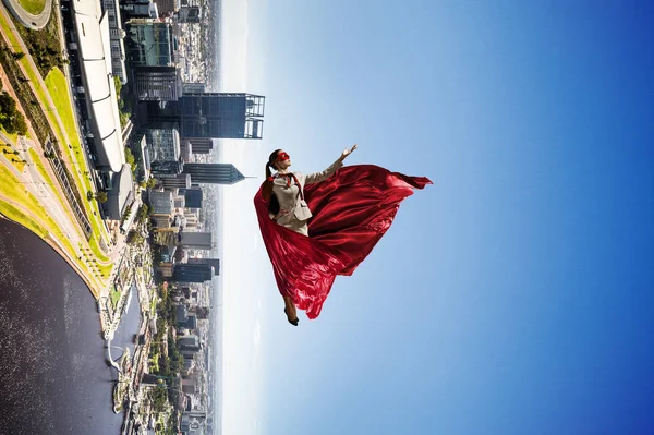Super mujer en el cielo — Foto de Stock