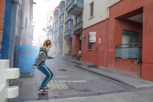किशोरी लड़की सवारी उसके स्केटबोर्ड मिश्रित मीडिया — स्टॉक फ़ोटो, इमेज