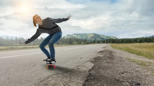 Teenager Mädchen fahren ihr Skateboard. Gemischte Medien — Stockfoto