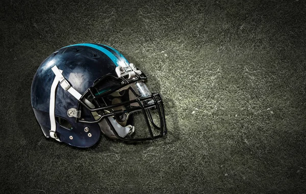 Americký fotbal helmu na trávě — Stock fotografie