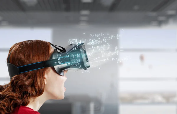 Ervaren virtuele technologie wereld. Mixed media — Stockfoto