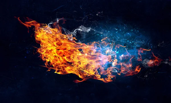 Elden brinnande ljus — Stockfoto