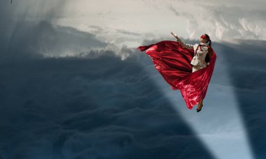 Süper kadın gökyüzünde. Karışık teknik