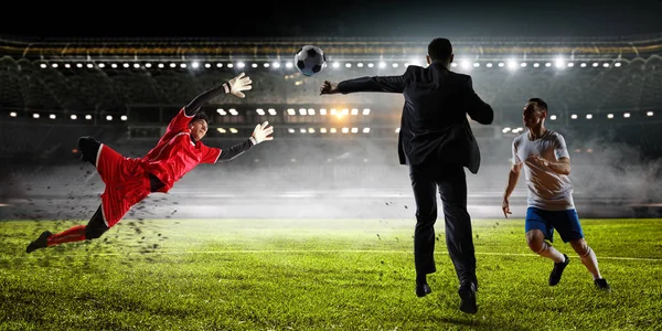 A jogar jogos de equipa. Meios mistos — Fotografia de Stock