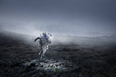 Hızlı çalışan uzay adamı. Karışık teknik