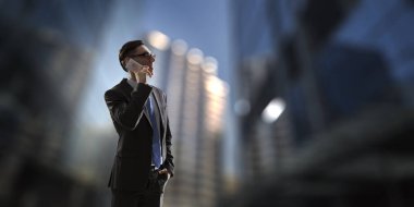 Mobil olan işadamı konuşmak