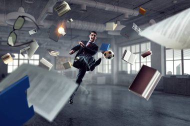 Ofiste futbol oynuyor. Karışık teknik