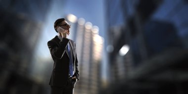 Mobil olan işadamı konuşmak