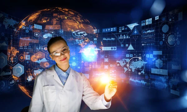 Aantrekkelijke wetenschapper in laboratorium. Mixed media — Stockfoto
