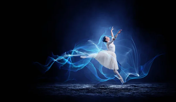 Bailarina de ballet en salto — Foto de Stock