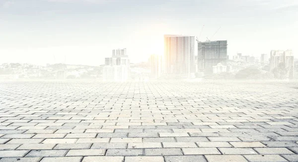 Neblige moderne Stadt. Gemischte Medien — Stockfoto