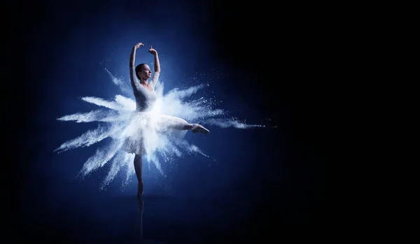 Bailarina de ballet en salto —  Fotos de Stock