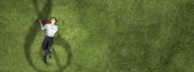 Yeşil çimenlerin üzerinde işadamı