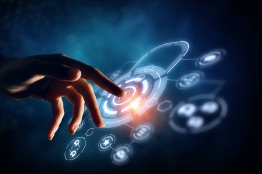 Yeni medya teknolojileri kullanılıyor. Karışık teknik