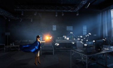 Süper kadın gökyüzünde. Karışık teknik