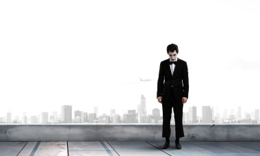 Genç adam MIME. Karışık teknik