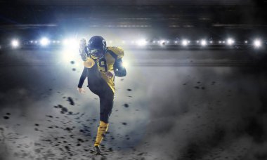 Merkezi oyuncu topu elinde. Karışık teknik