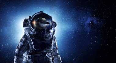Astronot kuş karşı yıldızlı gökyüzü uzay elbisesi giyiyor. Karışık teknik