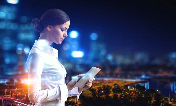 Mujer usando dispositivo de tableta — Foto de Stock