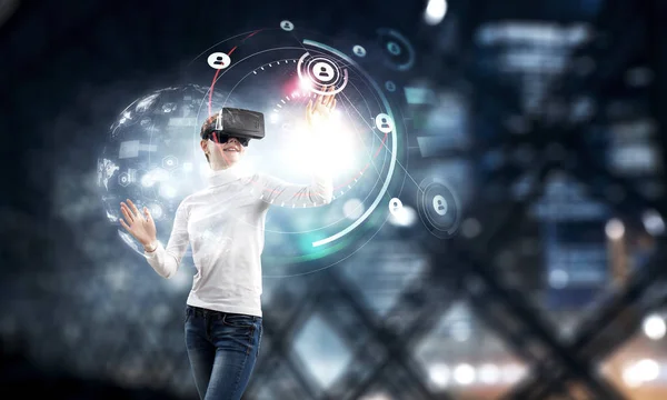 Virtuelle Technologiewelt erleben. Gemischte Medien — Stockfoto