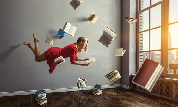 Rahat Kadın Kitaplar Uçmaktan Dolu Odada Havalanır Karışık Teknik — Stok fotoğraf