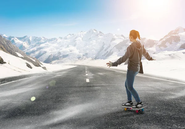 Teenager Mädchen fahren ihr Skateboard. Gemischte Medien — Stockfoto