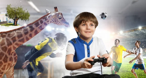 Bir video oyunu oynayan çocuk. Karışık teknik — Stok fotoğraf