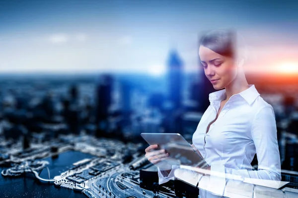 Woman using tablet device — Stock Photo, Image